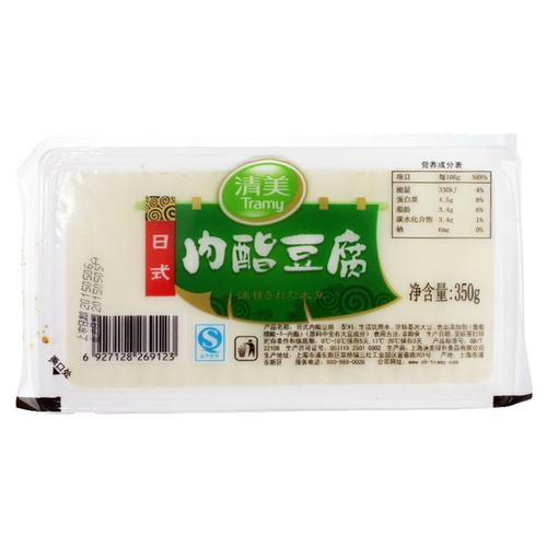 将煮好的豆浆加入内酯豆腐凝固剂,经过塑料盒包装罐装封口后,装入型框