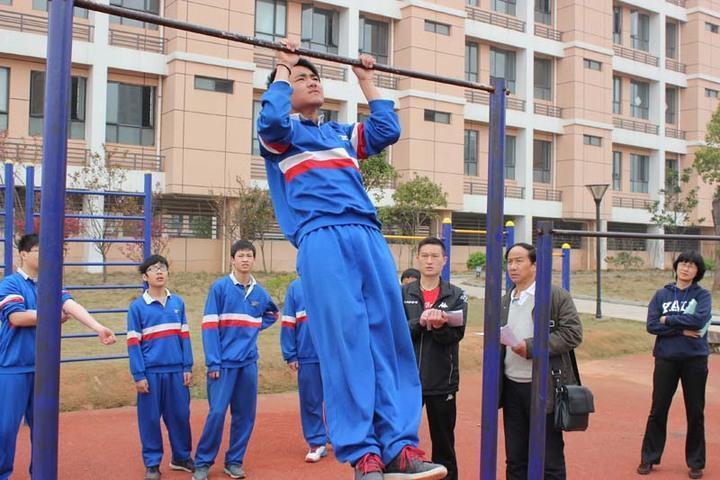 中国学生身体素质有多差?某高中一半男生引体向上得零分!